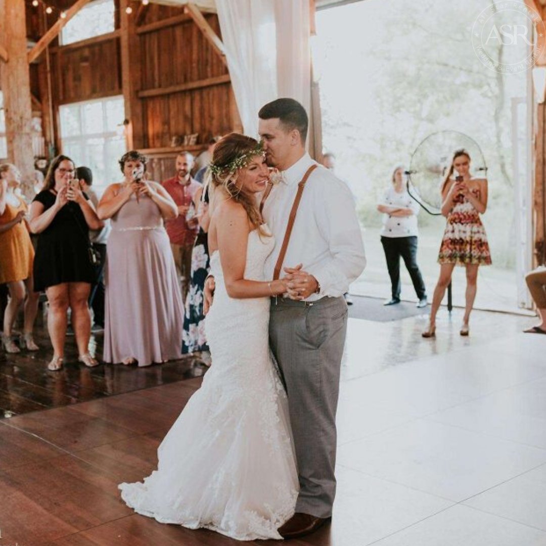 StarRentals's tweet photo. Choose 𝓁𝑜𝓋𝑒. Always. 🧡💛🍂🍁 📸
.
.
.
Venue: Cupola Barn 
Photographer: Amanda Kettering Photography
#cupolabarn #allstarrentals #linenvendor #weddinglinens #wedding #rusticwedding #barnwedding #instawedding #happy https://t.co/AsC9EedIHr
