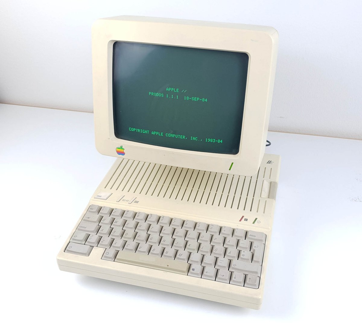 petterij's tweet photo. Apple IIc vuodelta 1984. Appleworksin opetusohjelma kehuu, miten näppärästi sillä voi yhdistää tekstinkäsittelyä ja taulukkolaskentaa - enää ei tarvitse leikata ja liimata tulosteita ja ottaa niistä valokopioita. #edistys #appleworks #apple #appleIIc #ProDOS https://t.co/YBhrYfre3K