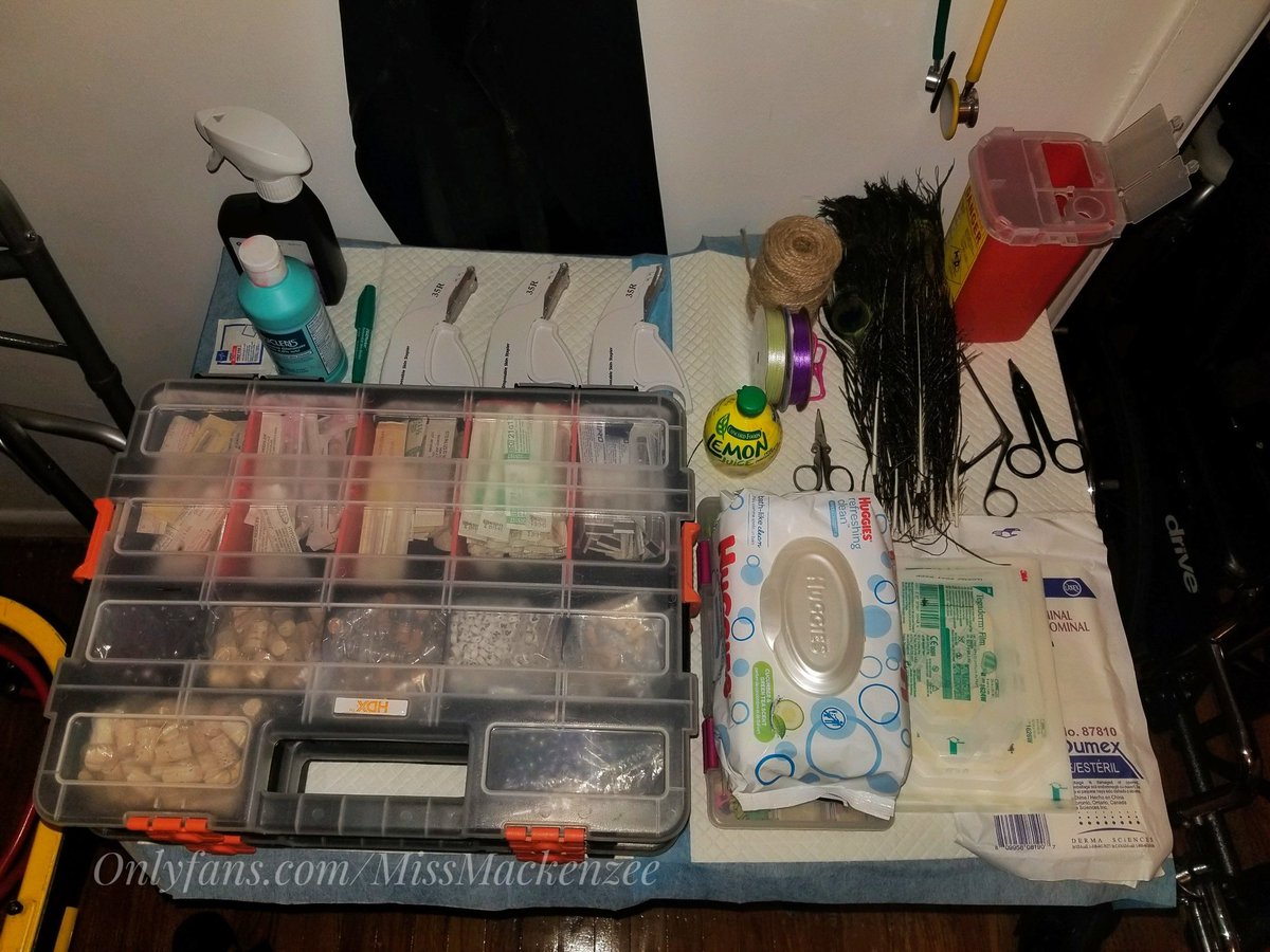 MissMackenzee's tweet photo. This is My set up for a medical session I'm about to do.
#medicalplay #medicalfetish #nurseplay #needleplay #urethralsounding #salineinfusion #medicalstaples #playpiercing #creativeDomme https://t.co/PaGfI91Up5