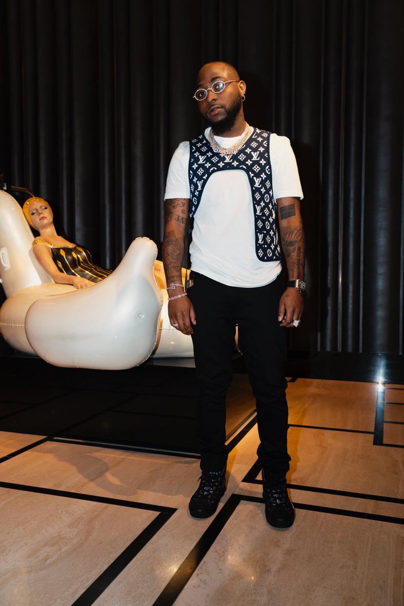 davido's tweet photo. Sweet in the middle ... can you do a split in the middle ?? 🍑 https://t.co/Z8IGecyuLL