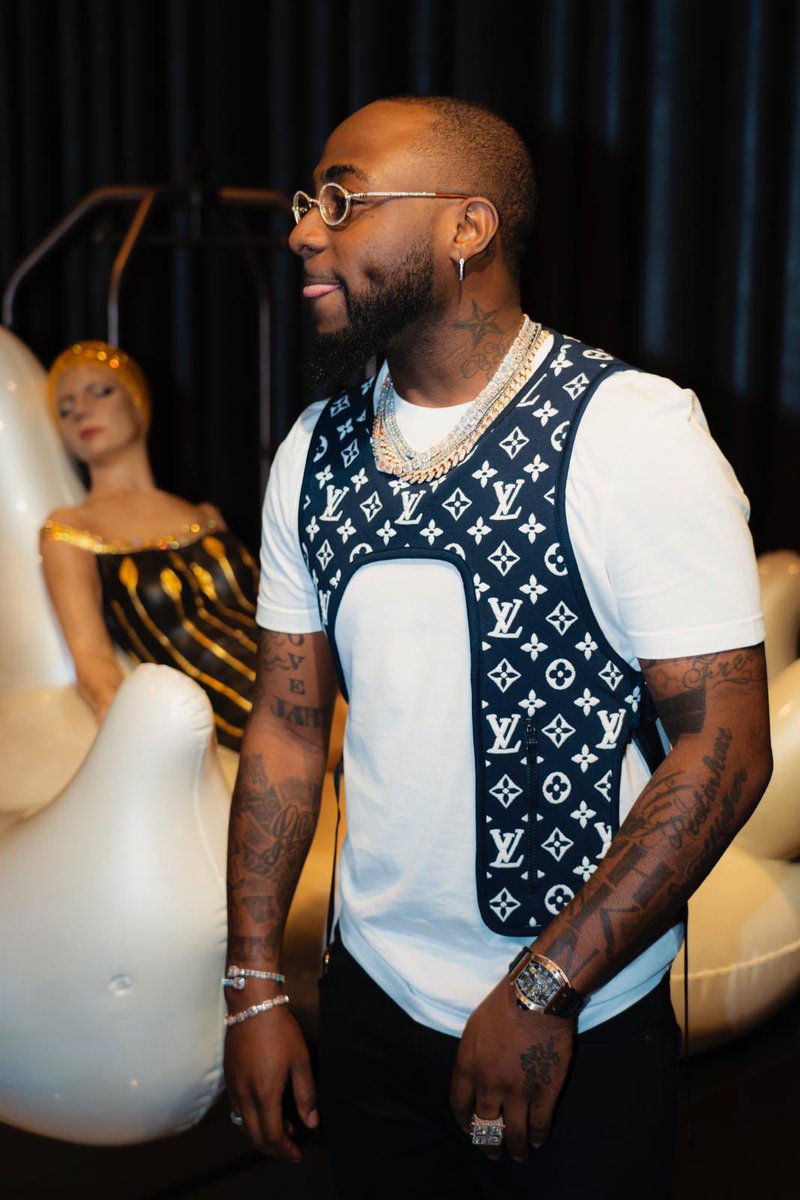 davido's tweet photo. Sweet in the middle ... can you do a split in the middle ?? 🍑 https://t.co/Z8IGecyuLL