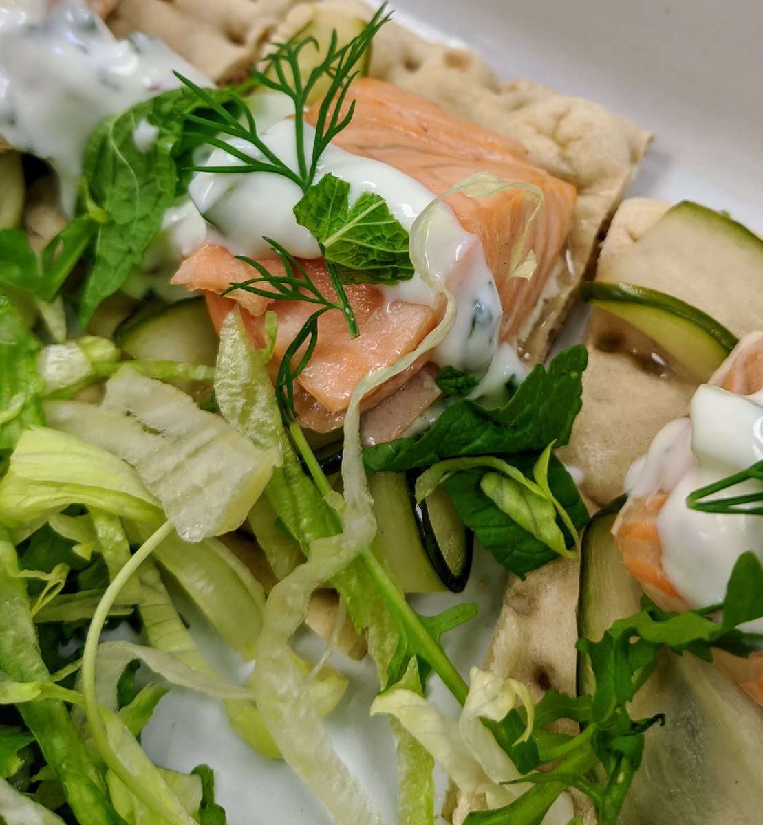 thomasekngston's tweet image. Tasty flat breads and colourful vibrant salads tonight @NorwichSchool @ChartwellsInd went down a treat. #TeamEffort #HealthyEating #lovemyjob #cheflife