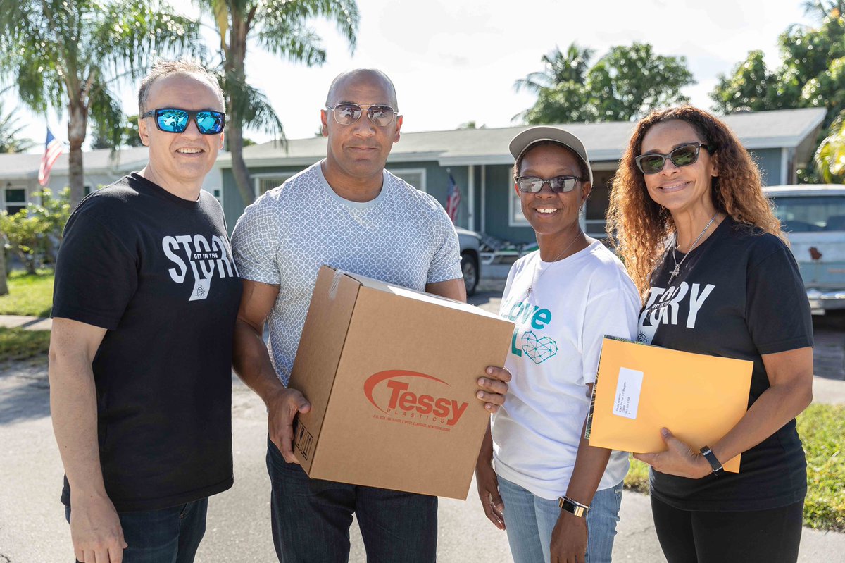 CalvaryFTL's tweet photo. YOU made this possible! This morning over 400 volunteers distributed Thanksgiving food boxes to people in need throughout #SouthFlorida. We had well over 10,000 pounds of food donated this year! Church, thank you for your generosity throughout this #GivingSeason.
#LoveSFL ❤️ https://t.co/ZJG0HBvQtP