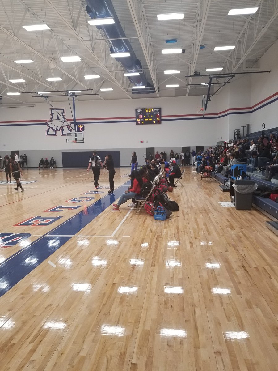 Big game going on right now between Duncanville and Cedar Hill. 18-16 Duncanville with 4:56 left in the 1st. Winner goes to the Platinum Bracket Championship and will face SGP at 6pm. #AllenHoopfest