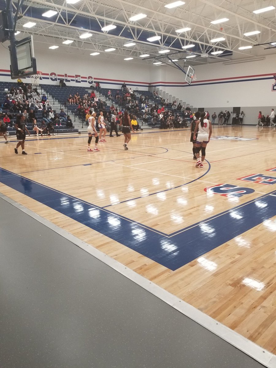 AllenHoopfest's tweet photo. Big game going on right now between Duncanville and Cedar Hill. 18-16 Duncanville with 4:56 left in the 1st. Winner goes to the Platinum Bracket Championship and will face SGP at 6pm. #AllenHoopfest https://t.co/J3Yox0Civ3