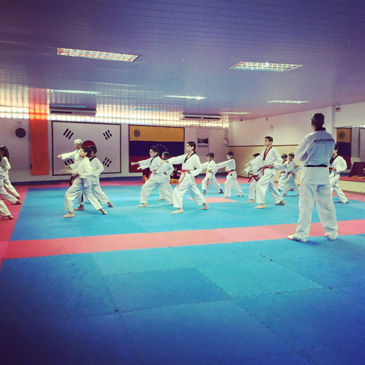 tkdnoguera's tweet photo. Sábado de trabajo en la Escuela @tkdhongkikim con el Equipo de Poomsae. 
#taekwondoclass
#tkd
#tkdk
#tkdwtf
#tkdlove
#NogueraTaekwondoCenter https://t.co/DijYq5hO6E