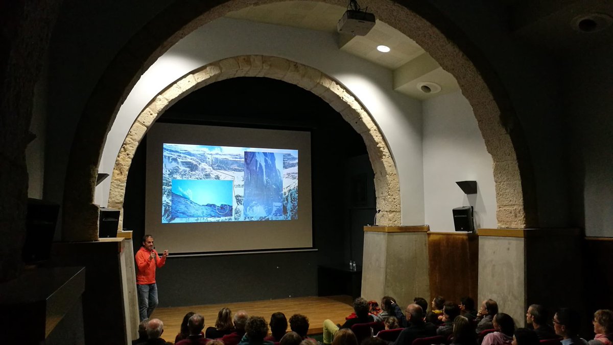 ENTITATS | Ahir, l'Auditori Salbà del CMC va acollir la projecció del documental 'La conquesta dels catorze' i la xerrada a càrrec del conegut alpinista Ferran Latorre. L'activitat, organitzada per #SenderistesBisbalencs, va omplir la sala de gom a gom #LaBisbalDelPenedès