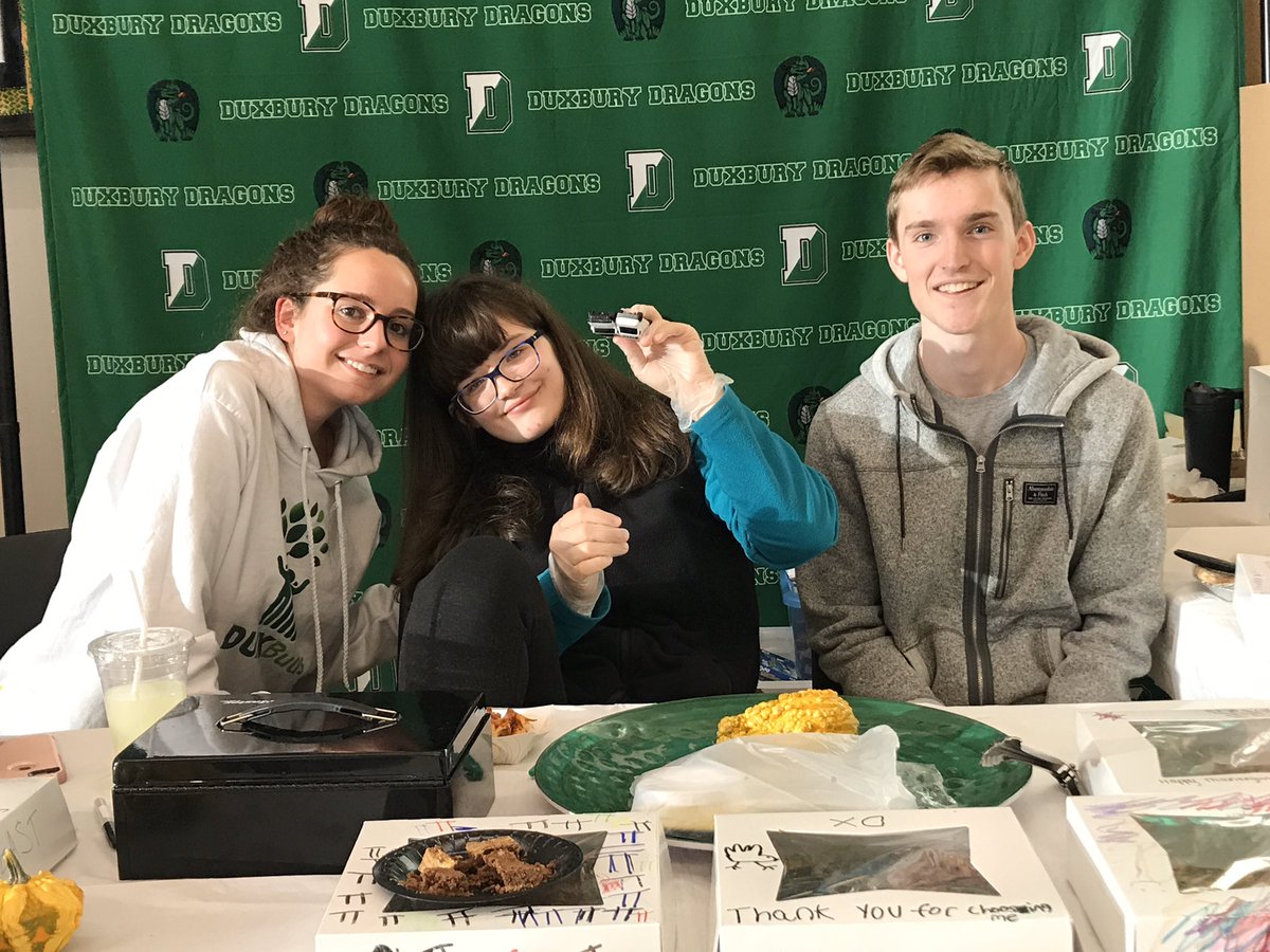 DuxBuds's tweet photo. Selling pies, bars, and cookies courtesy of our amazing @DHS_Breadboard at the 47th annual craft fair at DHS today! https://t.co/Oknk1tE9vh