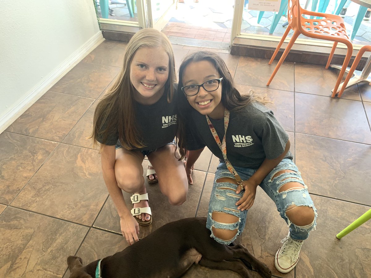 Proud Titan 🙌🏼 running into these lovely ladies representing <a href="/NHSUniversity/">UHS NHS</a>. Scholars on and off campus! <a href="/jjones3i/">Julian Jones</a> <a href="/UHSTitans411/">Titans News NeTwork</a>