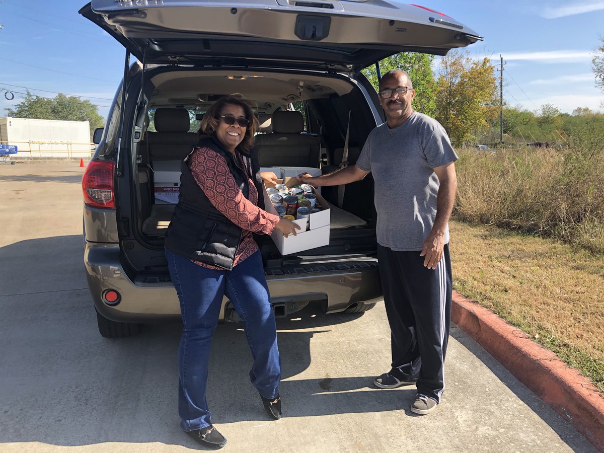 RedCrossRPHS's tweet photo. Dropping off @SecondMileFB  donations: 14 boxes...512 cans https://t.co/hOV1UpR7yO