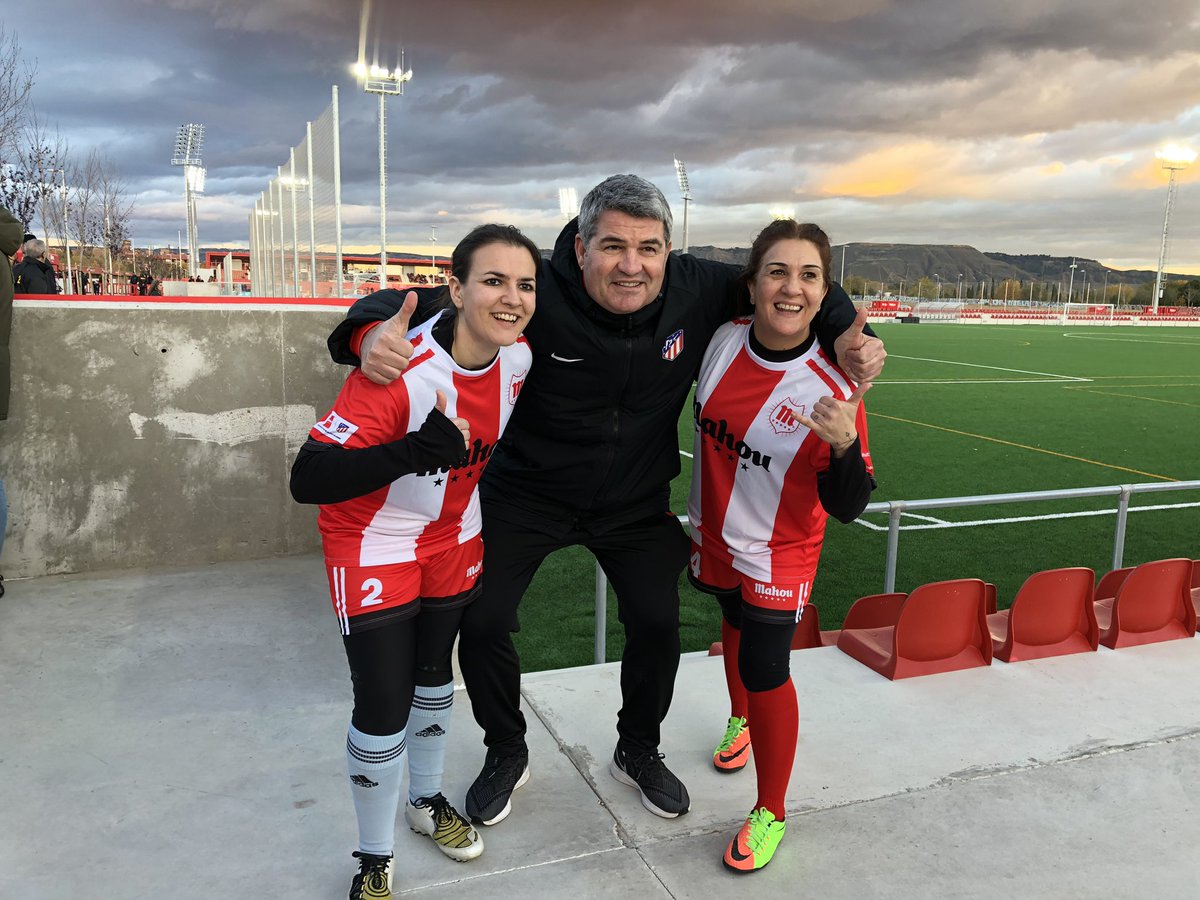 evajiso's tweet photo. Que buena tarde hemos pasado con la familia disfrutando del #PartidoDeLasEstrellas en el #WandaAlcaláDeHenares gracias @mahou_es 👏🏼👏🏼👏🏼👏🏼💪🏼💪🏼🥳🥳y con nuestra leyenda #RobertoFresnedoso ❤️⚪️❤️ #AupaAtleti siempre @Atleti #EquipoCalderón 🤙🏼✌🏼 https://t.co/Fjb3rLOHRn