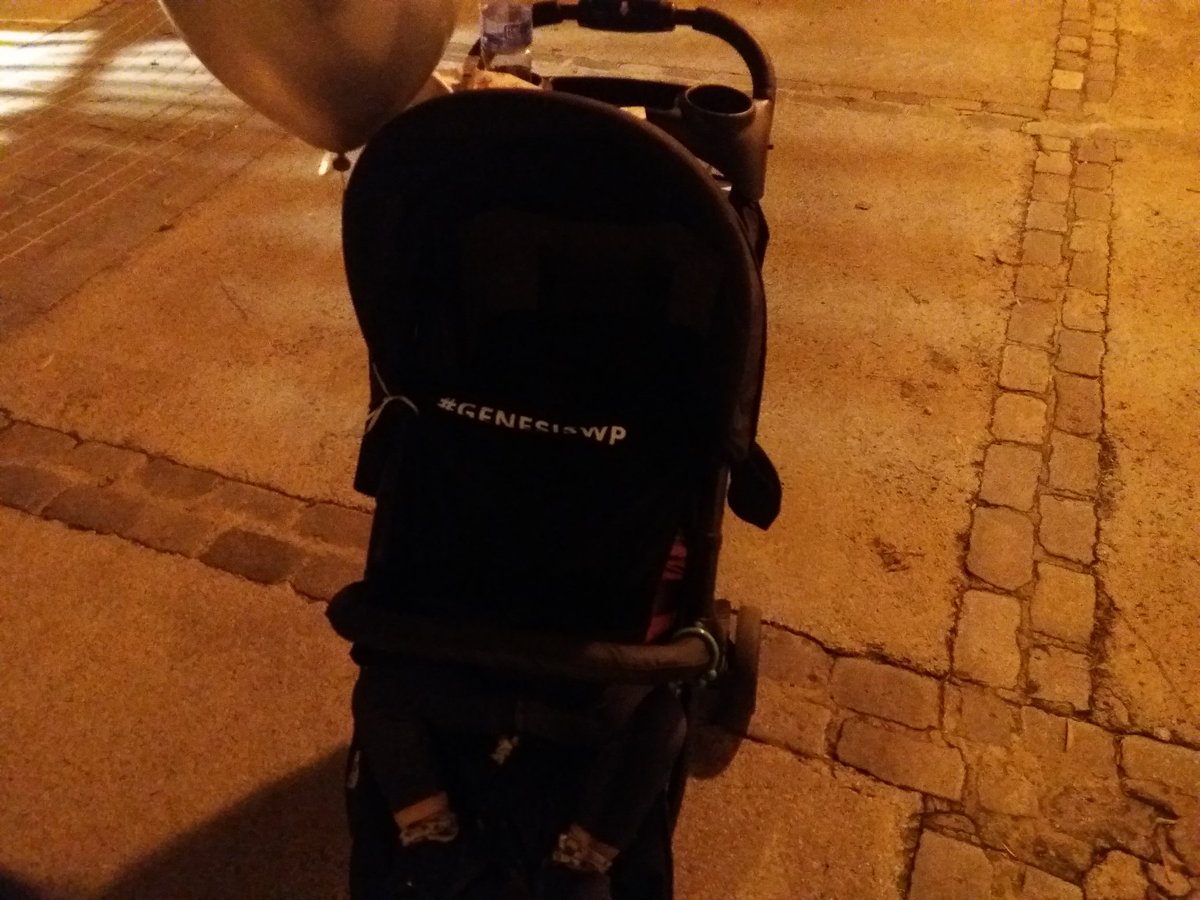 LadyMerypous's tweet photo. "Quina ventada, si tingués alguna cosa amb la que protegir la bebè..."
#GenesisBCN #WordPress https://t.co/V7lFNRa2pe
