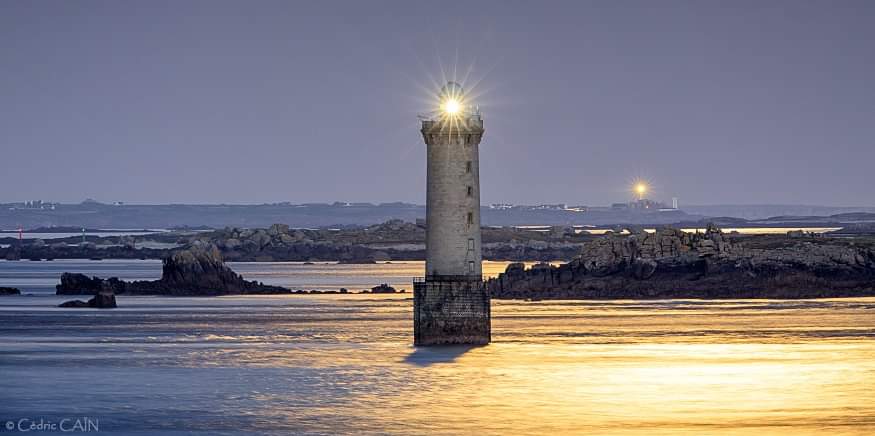 cain_cedric's tweet photo. Lumières d’iroise.
Avec au premier plan le phare de Kéréon, et au dernier plan le phare de St Mathieu, l’ensemble étant éclairé par la lune fraichement levée.
#ouessant #kereon #pharedekereon #lumieresdouessant #cedriccain #iroise #letelegramme #ouestfrance #magnifiquebretagne https://t.co/IesHvn1w0r