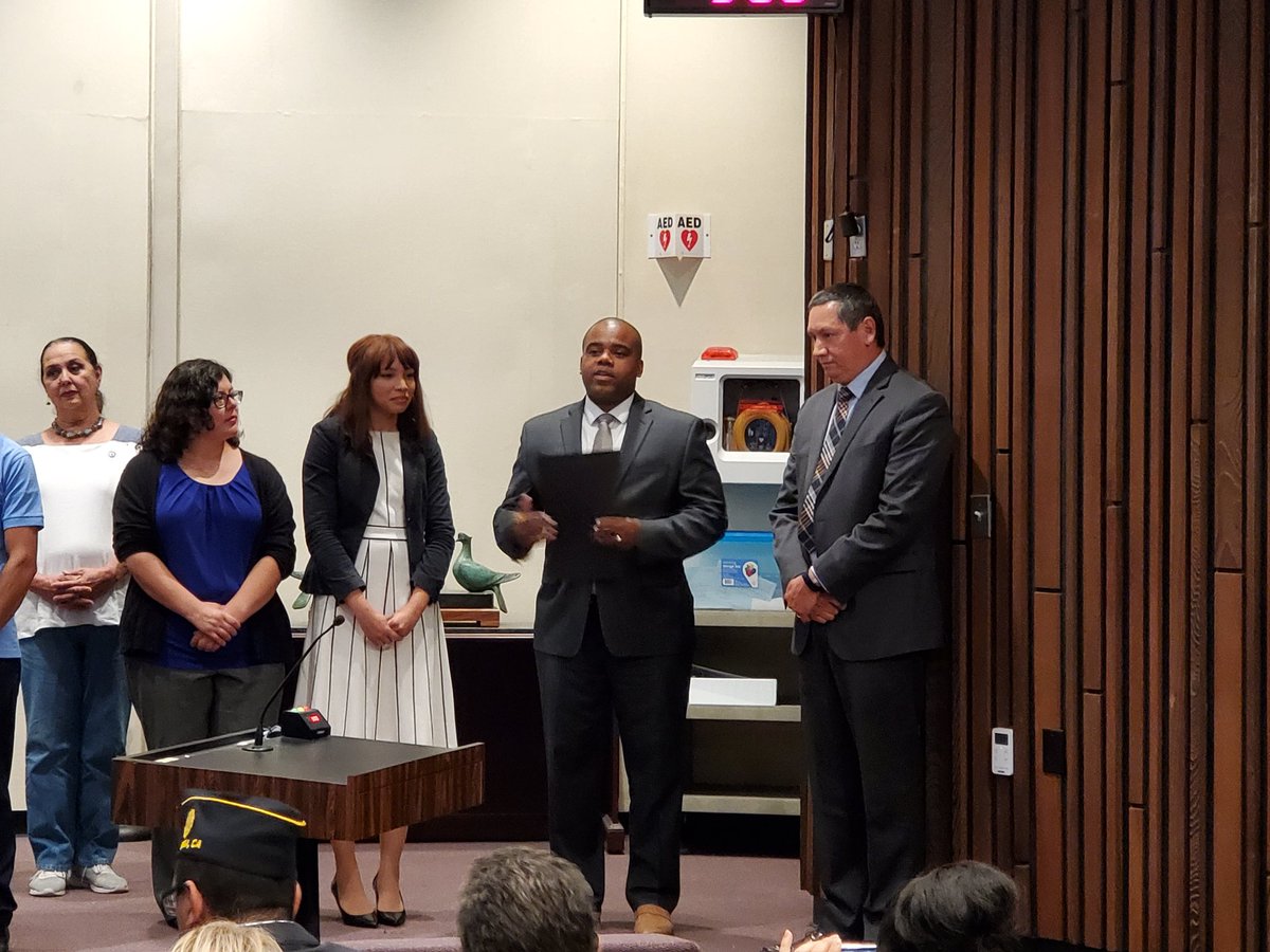 ASEZ_POMONA's tweet photo. Great News! Our ASEZ members in Cal Poly were recognized for their efforts in beautifying Pomona Ca.
Mayor Sandoval presented award to the members who partook in our Holt Ave. cleanup https://t.co/dMwpx744kz