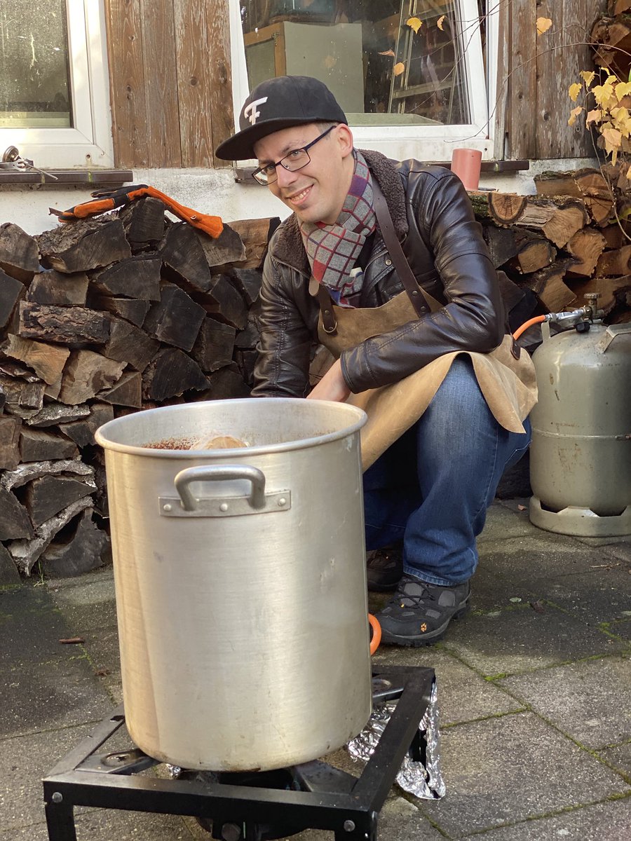 Latenightblock's tweet photo. Bis jetzt durfte ich immer nur im @wrint_de Podcast hören wie @tobybaier &amp; @holgi Truthähne frittieren und verspeisen. Dank @ux_tester kam ich heute selbst in den Genuss!
#deepfriedturkey #Thanksgiving https://t.co/zdUH3vZ9v9