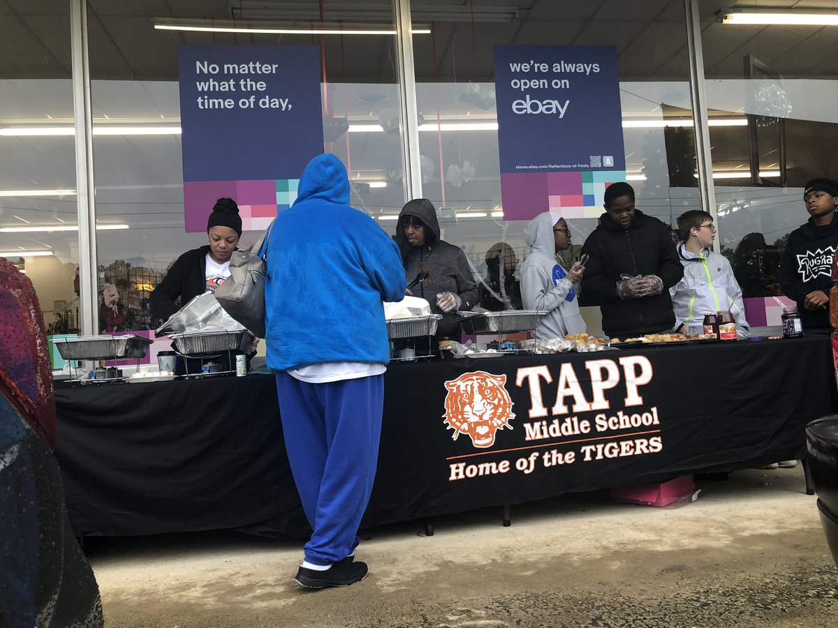 ArtByLevar's tweet photo. It was a blessing to help so many people today for @reflecttrinity #Thanksgiving giveaway. Big thanks to all our @tapn2Tapp @Chssparta @McEachernHigh students who volunteered with us and fed the @powdersprings01 citizens. #tapn2tapp #SpreadLove #community #reflectionsoftrinity https://t.co/4qOUHyFSLD