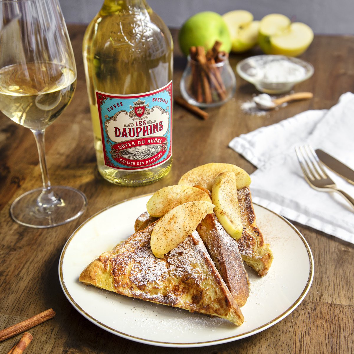 Hosting a homemade brunch this weekend? This autumnal pain perdu with caramelized apples is rich with fall flavors of cinnamon, brown sugar and crisp apple.