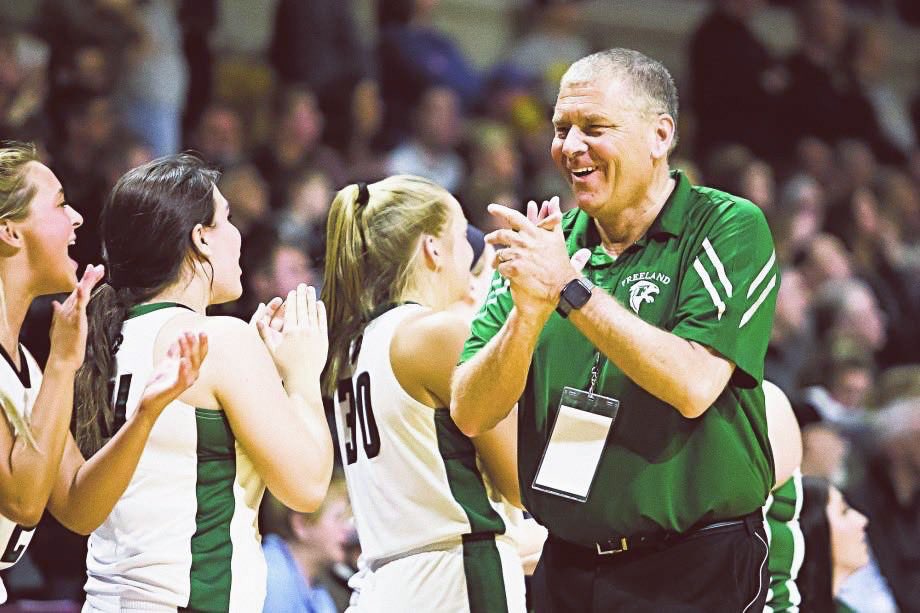 kasper_karsyn's tweet photo. thank you for teaching me the love for basketball and being a huge role model since i began playing in 4th grade. words can describe how excited i was to be able to finally play for you, you were more than a coach to all of us and we cant thank you enough. fly high Z💚 https://t.co/HzHNGq4Fcf