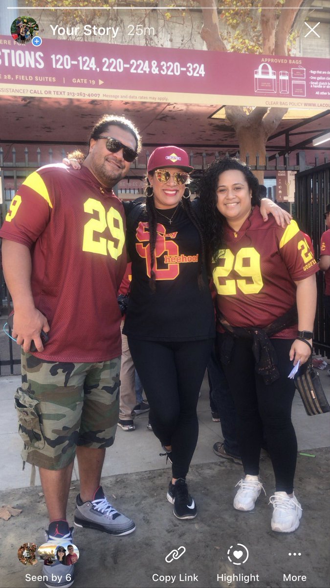 Agelu22's tweet photo. #uscselfie #USCvsUCLA https://t.co/xLKsmZ5HqC