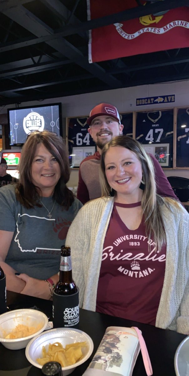 chelsie_a09's tweet photo. No matter the score, we’ll always roar 😂🐻 #GoGriz #whereiroot #whereiroam #halmarkphotos https://t.co/yaEIh0waQJ