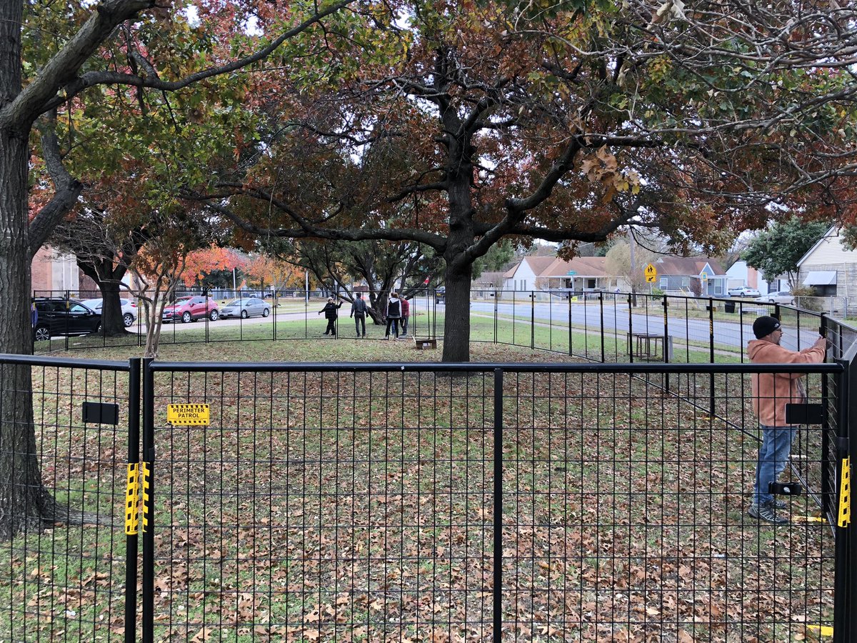 Elmwoof's tweet photo. Thank you to everyone who volunteered this morning. The new fence is looking terrific! More to come soon. #elmwoof https://t.co/QANp1ST2mT