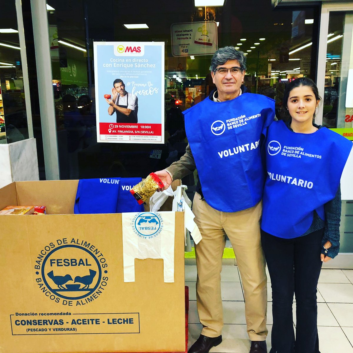 Pat_Cisneros's tweet photo. Con mi hija colaborando con el @bancodealimento. Desde aquí os animamos a todos a participar en esta gran iniciativa.
#BancoDeAlimentos #Amazingbida https://t.co/hGPlBEI0Tx