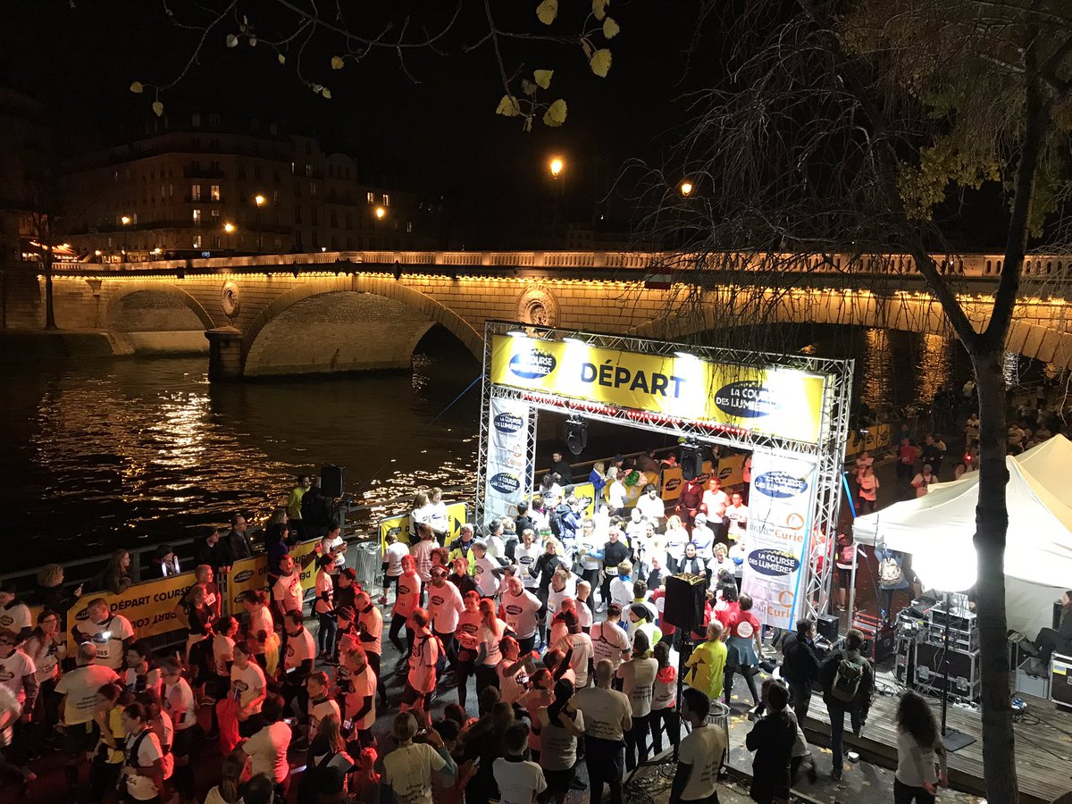 1️⃣0️⃣km avec #AXAAtoutCoeur à la #coursedeslumieres pour aider l’#institutcurie dans la recherche contre le cancer #Movember