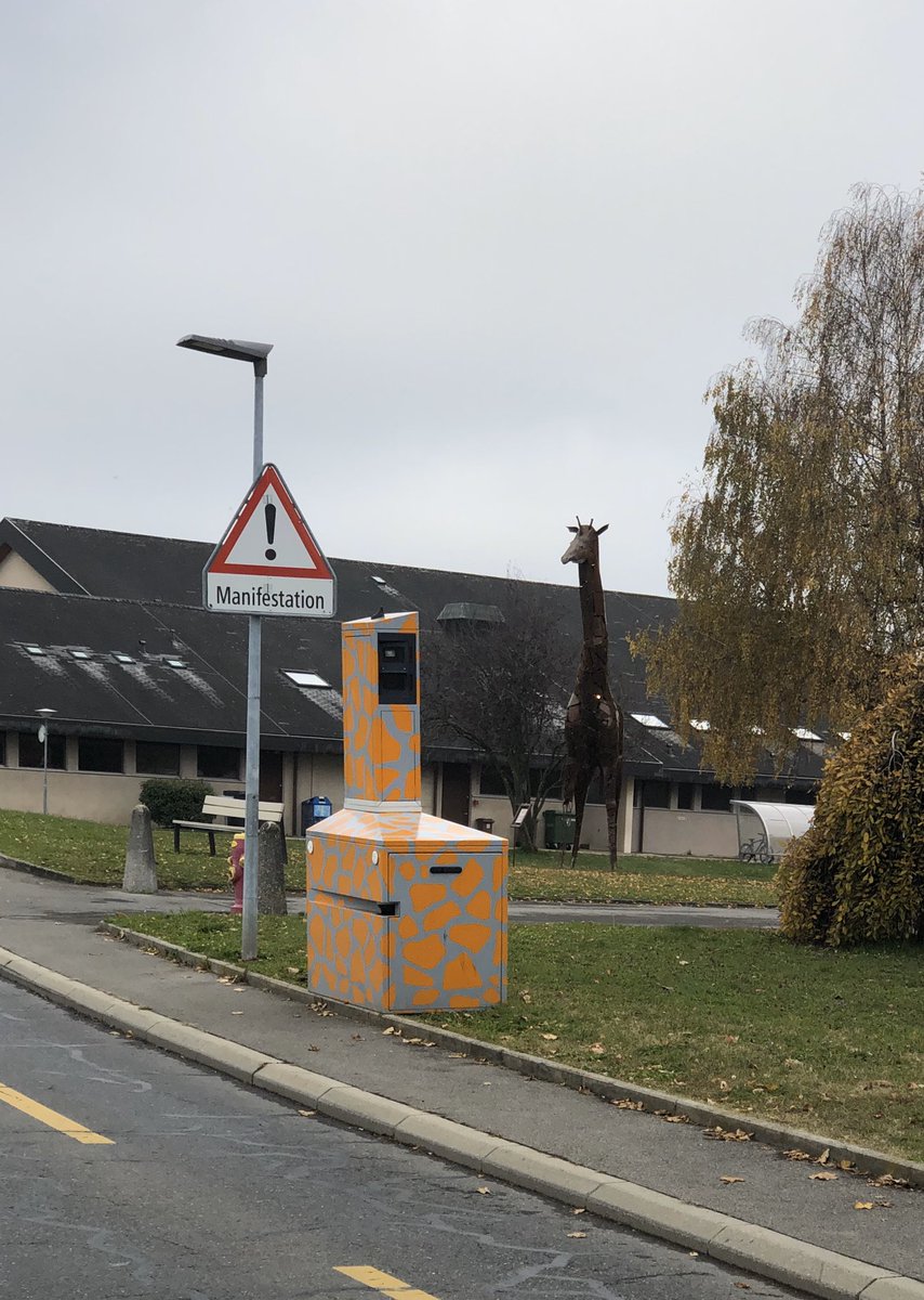 andreassutter's tweet image. Une girafe qui en cache une autre...