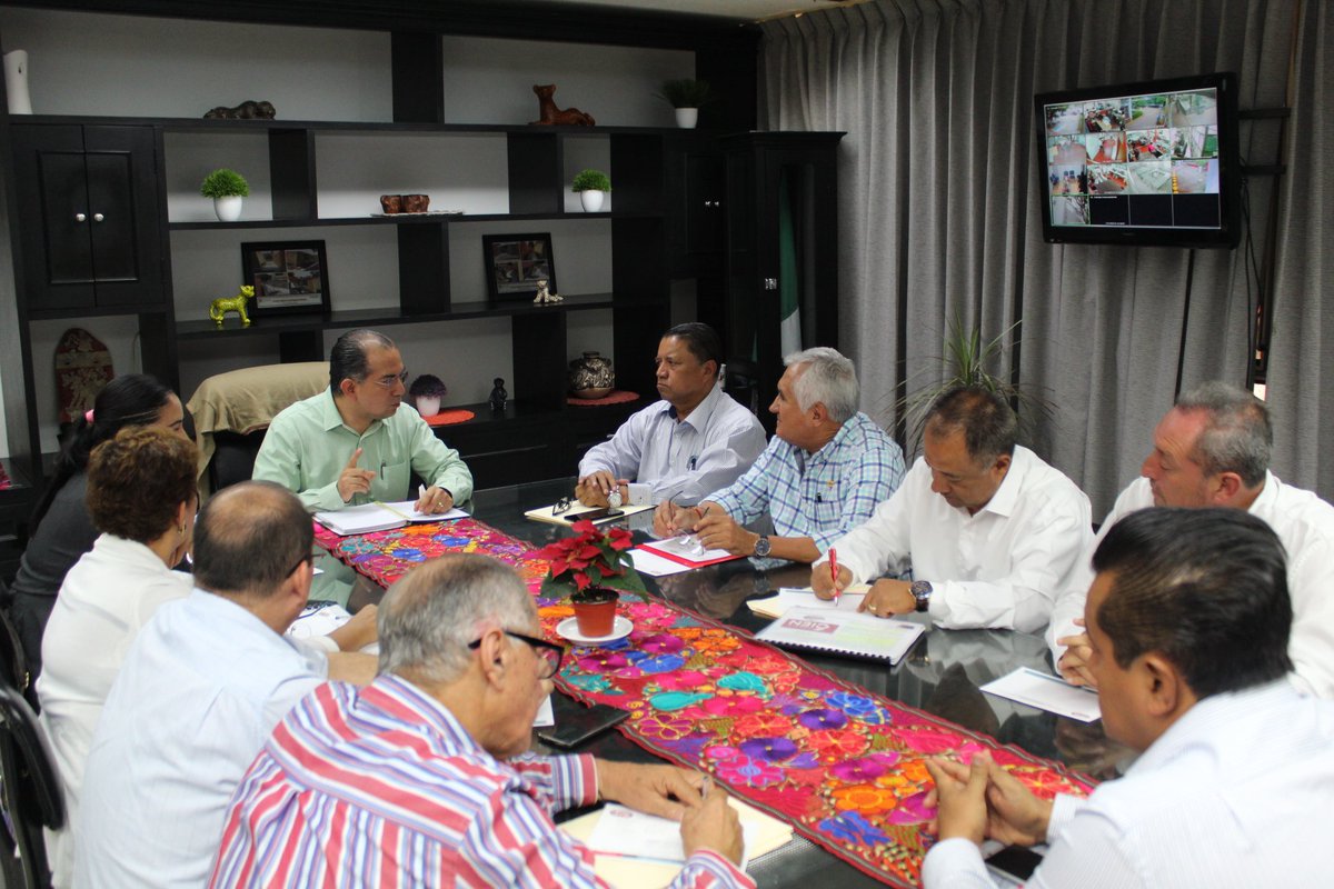 Inifech1's tweet photo. El titular del #INIFECH el Dr. Enoc Gordillo Argüello, en reunión de trabajo con el Comité Directivo y  agremiados de la CMIC Chiapas,  coordinan estrategias que beneficien a constructores chiapanecos en trabajos de infraestructura educativa. https://t.co/bdxBIfe12Q