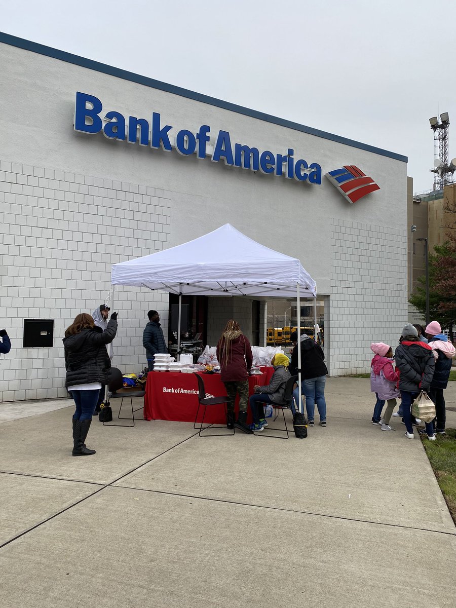 danirose2121's tweet photo. #HOLANJ directly impacting the local community in Newark NJ!! Thankfully giving out food to those in need! #PowerToMakeAnImpact #PowerToServe #BofAVolunteer https://t.co/XumuM8dlo5
