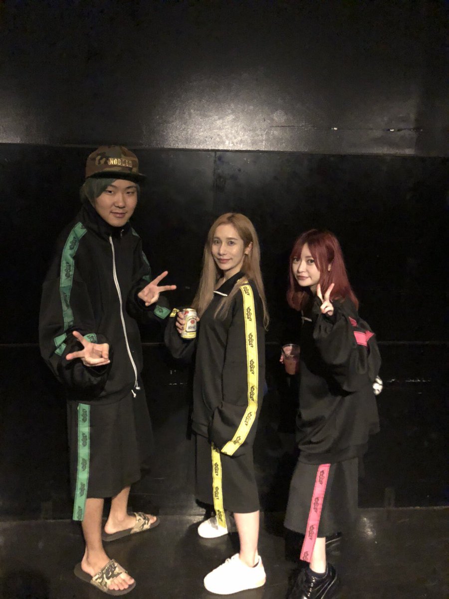 まりなちゃん ヘラヘラ三銃士 サイバーフェスわず マイメンでサイバージャージ着て参戦したよ りなはむ楽しかったよ ありがとう 恒例なりつつあるヤスタカさんともパシャり W 今日は地面と間違えてプールに落ちた