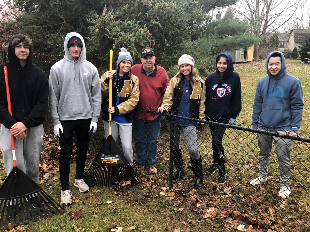 AvonDECA's tweet photo. Avon DECA had so much fun helping out our community today! Thank you to all our volunteers!  @OrioleTweets @IndianaDECA @aef_avonschools @g_lang12 https://t.co/PqQQT4uLtC