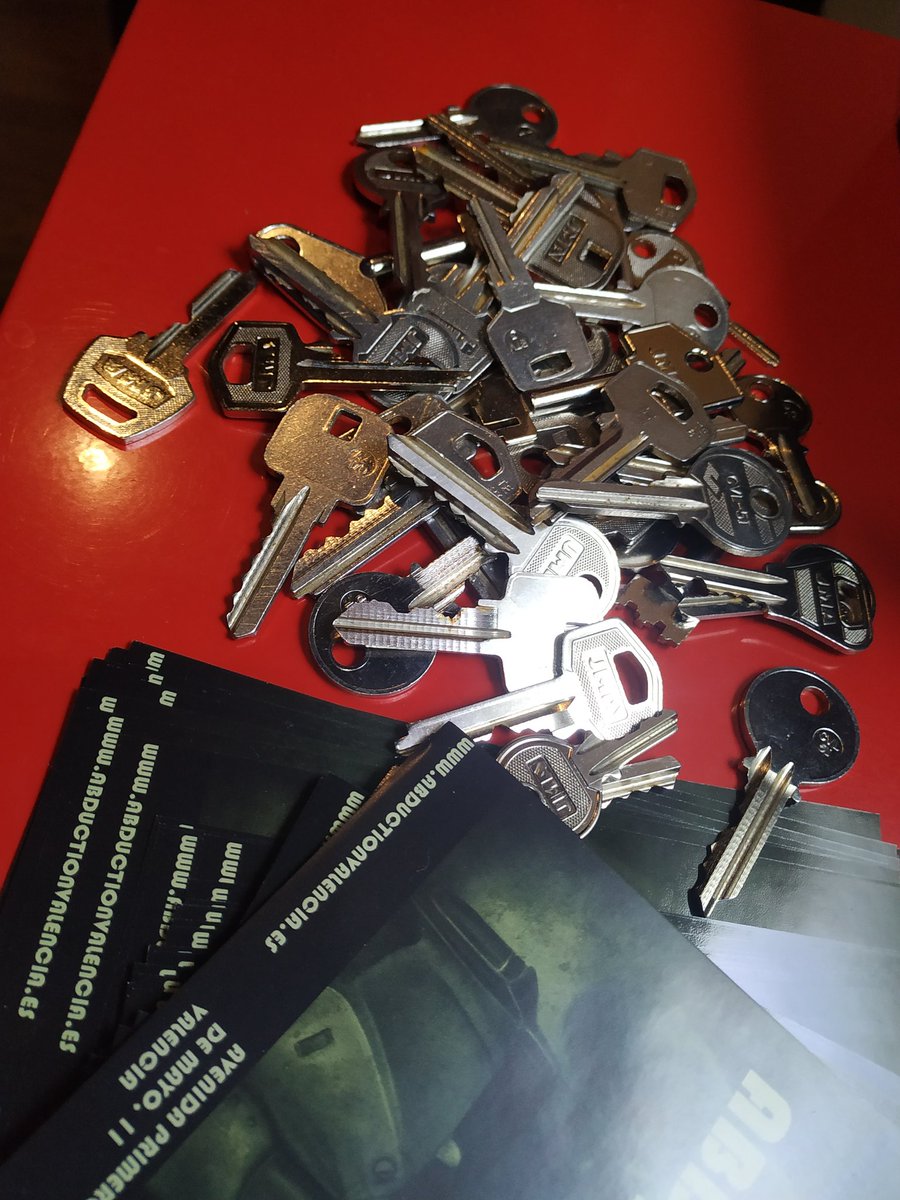 CubickV's tweet image. Aquí, buscando la llave que abra la puerta del corazón de la persona  crush 😔😥😞