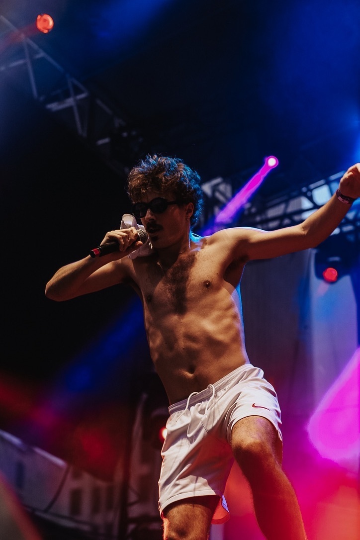 mimofestival's tweet photo. O rapper português Chico da Tina abriu o palco do #MIMOSP na Praça das Artes, centro de São Paulo. Ele, que foi ganhador da primeira edição do Prêmio MIMO de música em Portugal, chegou misturando trap com humor.
#MIMOFestival #MIMOSP #MIMO #SP #Educação #Arte #Cultura https://t.co/CdE5khJJqK