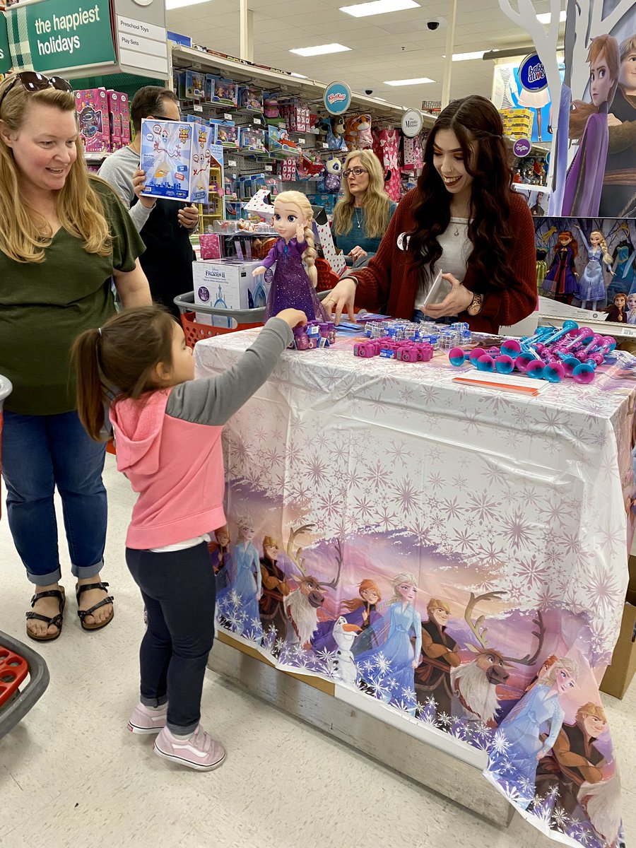 Darlene_TGT's tweet photo. Guest Advocate Angelyna and Tech Consultant Melissa bringing joy to our guests here at #T1869 with our #Frozen2 Demo! #DrivingService #DanielsJedi #WorkSomeWhereYouโค๏ธ https://t.co/z9dliSxkbb