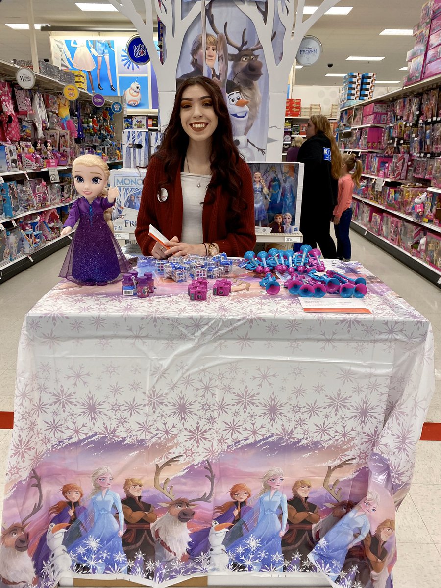 Darlene_TGT's tweet photo. Guest Advocate Angelyna and Tech Consultant Melissa bringing joy to our guests here at #T1869 with our #Frozen2 Demo! #DrivingService #DanielsJedi #WorkSomeWhereYouโค๏ธ https://t.co/z9dliSxkbb