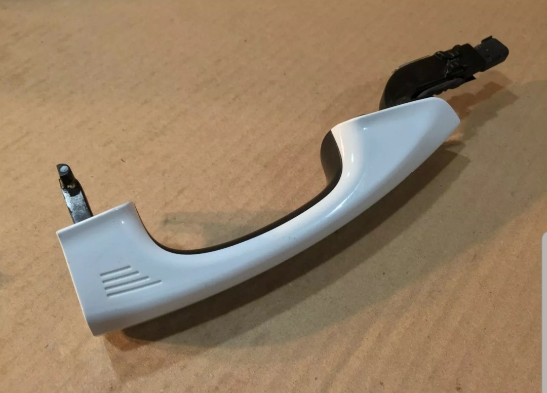 Just stole some dumbass door handle of this ugly wide mustang. Who want it. Tapn