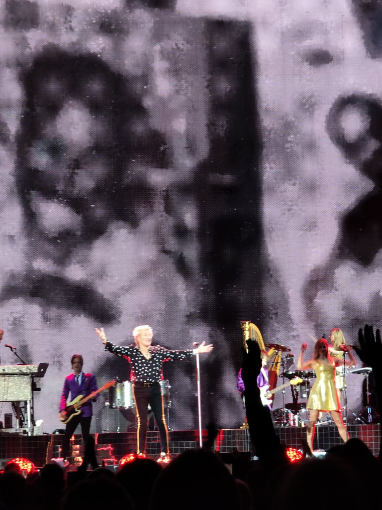 Applewithbite2's tweet image. Rod Stewart in Manchester fantastic 🍷😀😀😀