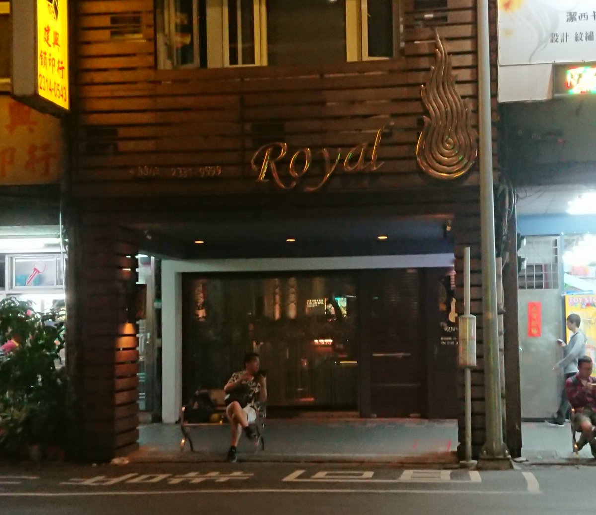 SuperLekBangkok's tweet photo. 手をつなぎながら西門を歩くゲイカップル。羨ましい！ ゲイマッサージで抜いてもらう。#西門 #RoyalSpa https://t.co/XrEY7f80nv