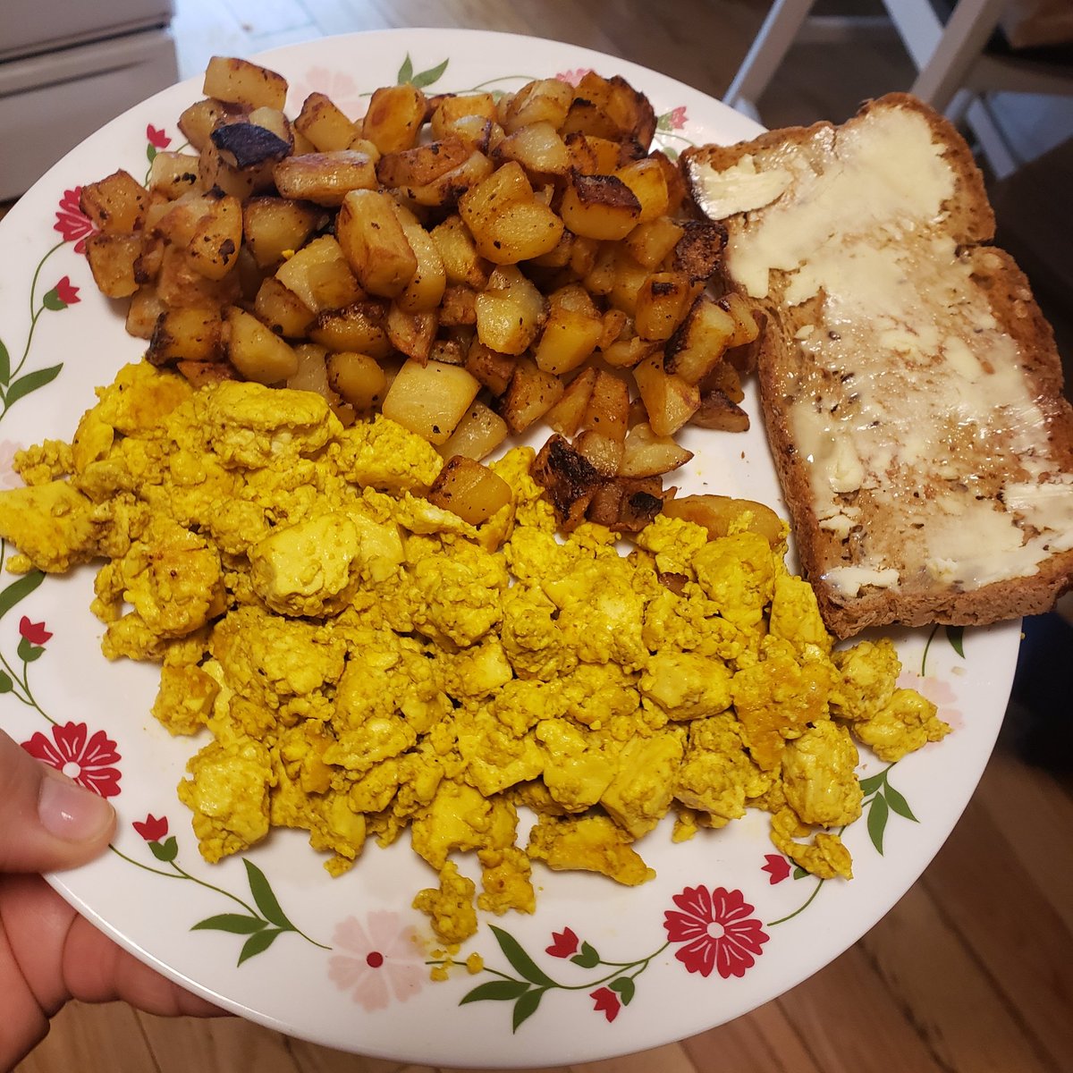 ThiccGFVs's tweet photo. Breakfast! Tofu scrambled eggs,  potatoes and toast with some butter. #vegan #amazingfood #glutenfree #success #healthyfood #bestofvegan #lazyvegan #crueltyfree #oregon https://t.co/qDQwPWPcig