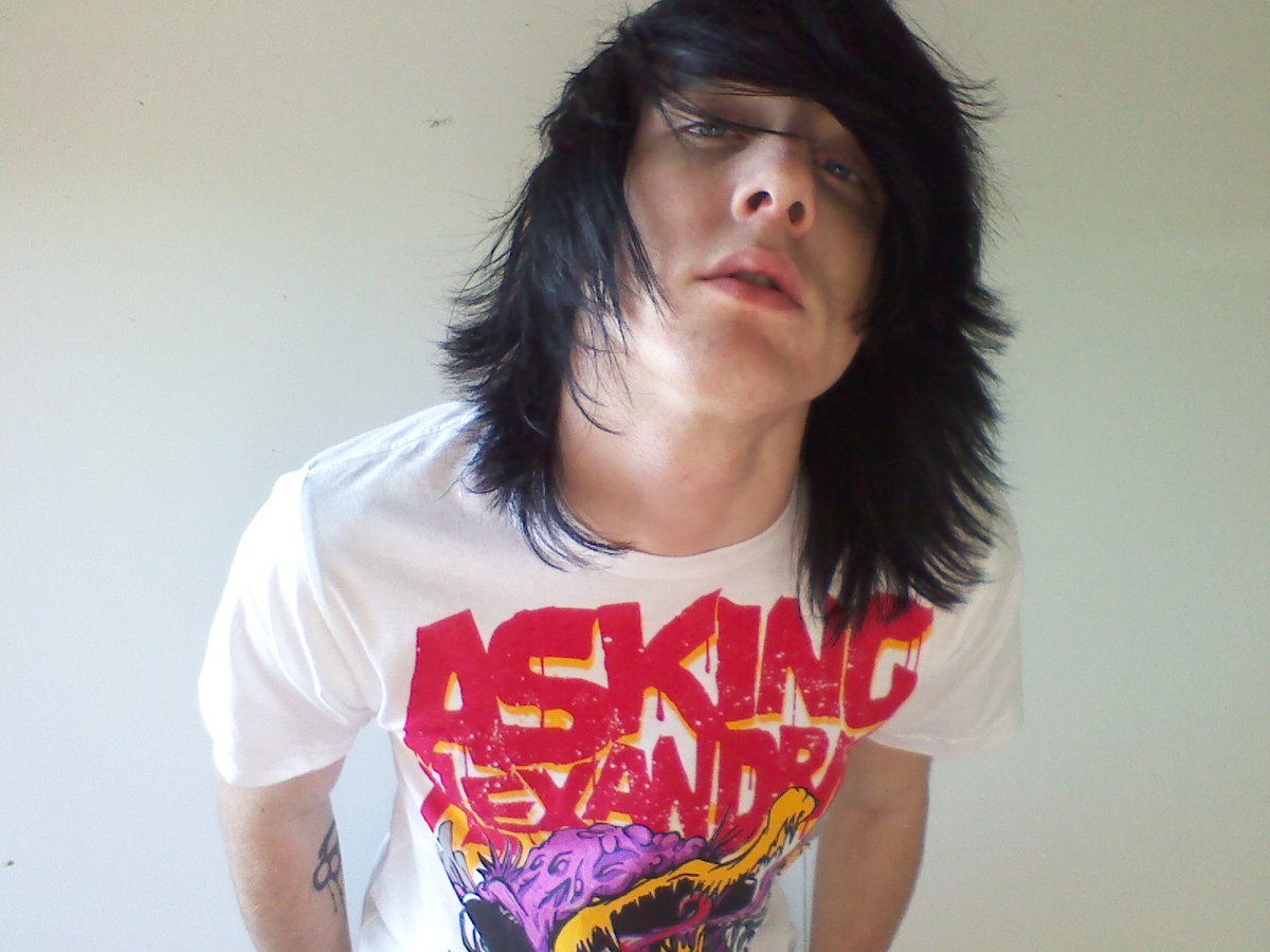 JDDunlapTX's tweet photo. 2009 me vs 2019 me. less screamo &amp; more emo https://t.co/xKKMmtFCEq