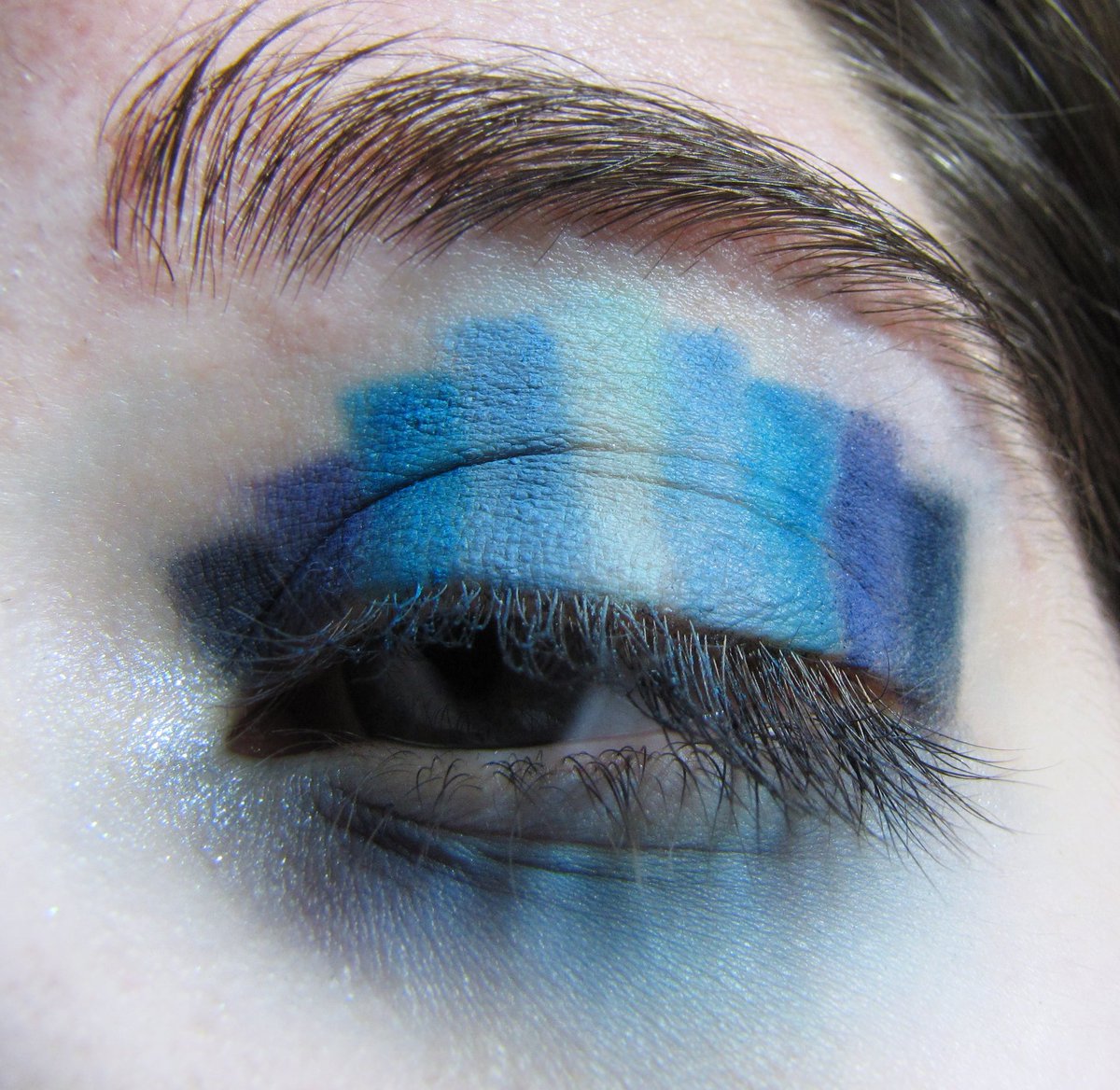 RileyRecognized's tweet photo. kinda weird choice but i love blue so much and i got an idea to create this kind of look when i saw the last pic of the tweet! 💙 Using some shades from @JeffreeStar Blue Blood, love it so so much!
#inspiredglam challenge 🔥 https://t.co/T5pZ5FDapO