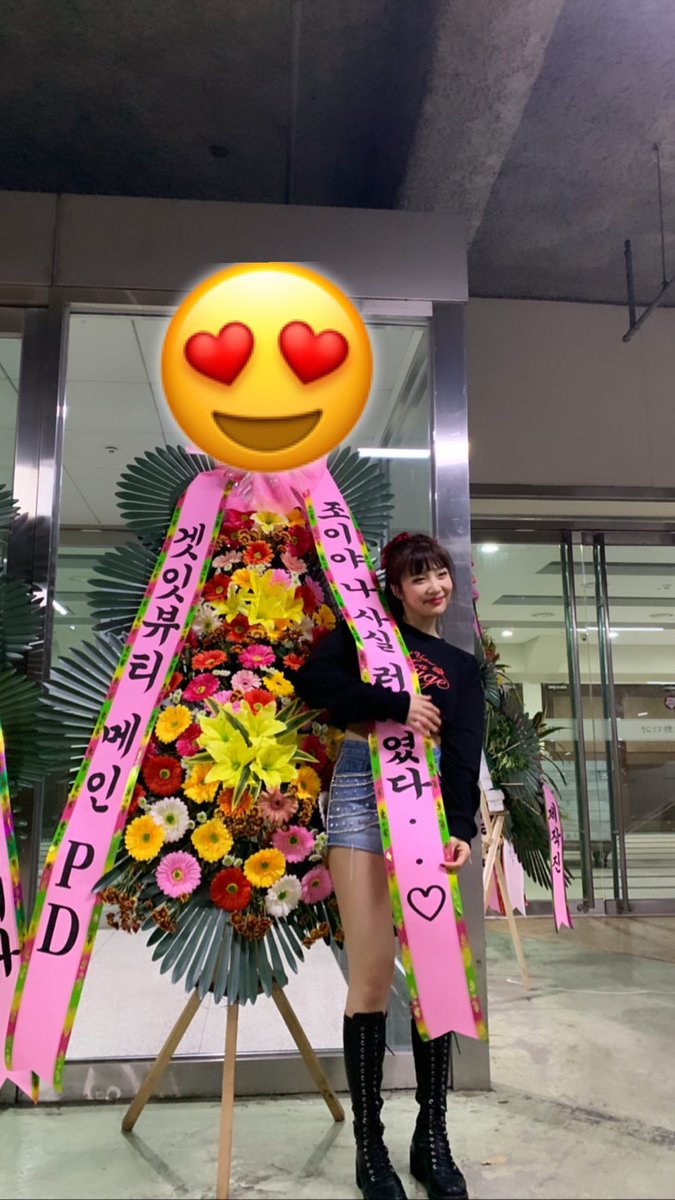 DC_JOY_'s tweet photo. 191124 둥스타스토리
러비인증한 겟잇뷰티 PD님 ㅋㅋㅋㅋ
수영이 귀여워💚💚💚
#레드벨벳 #RedVelvet 
#조이 #JOY #박수영 #_imyour_joy 
#겟잇뷰티 #GetItBeauty
#LaRouge #라루즈 https://t.co/9hccuBlMvA