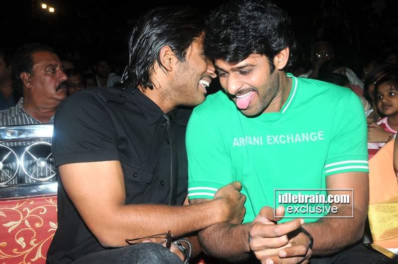 EKG5AgNVUAAXyX0?format=jpg&name=900x900