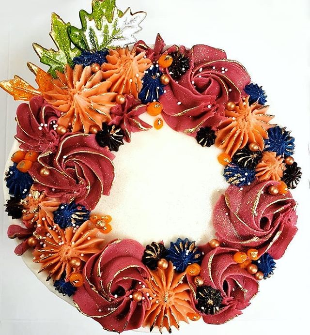 CakeHopeandLove's tweet photo. I love wreath cakes. 🍂🍁 https://t.co/irl2QGZO0r