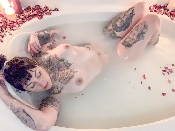 1 pic. Would you take a bath with me? 🛁 https://t.co/FaOjynYPiW