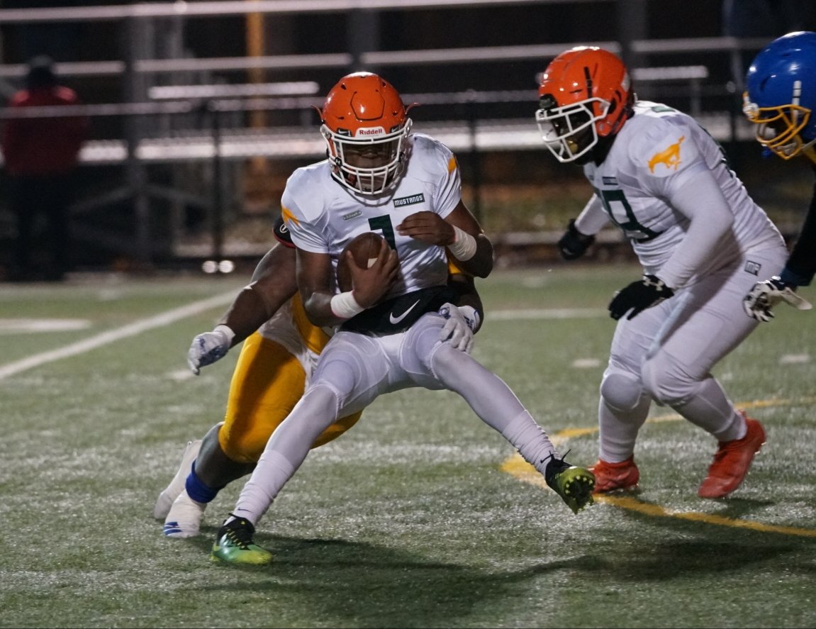 uworsom's tweet photo. @SimeonNation pulls of the @cps city football championship friday nigh againt @_MP_Football 11-22-19
@uworsom photography https://t.co/5ck2ookcpk