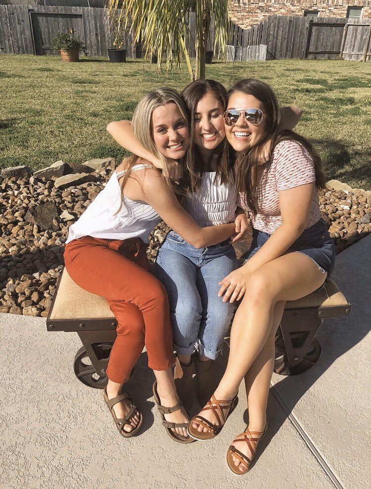 alyssa_alc16's tweet photo. happy friendsgiving!! 🌼🍁 https://t.co/vmB0lxLFLf