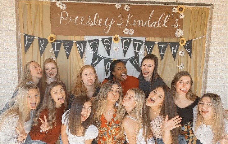 alyssa_alc16's tweet photo. happy friendsgiving!! 🌼🍁 https://t.co/vmB0lxLFLf