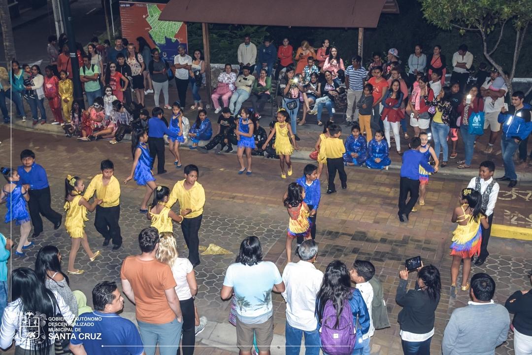 gadsantacruz's tweet photo. 23 de Noviembre | Cada viernes por la noche, Dinamización de la Av. Charles Darwin,, "Un espacio para compartir", esta semana presentación de danzas de los estudiantes de Unidad Educativa Caupolican Marin.
https://t.co/OTBGdsFd9k
#GADMSC #GADSantaCruz #Galápagos #PuertoAyora https://t.co/8cssJwJGnO